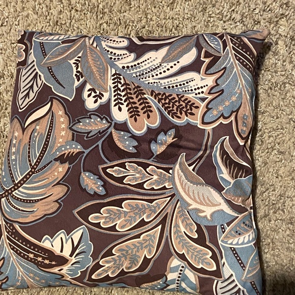 2 used throw pillows - Picture 5 of 5